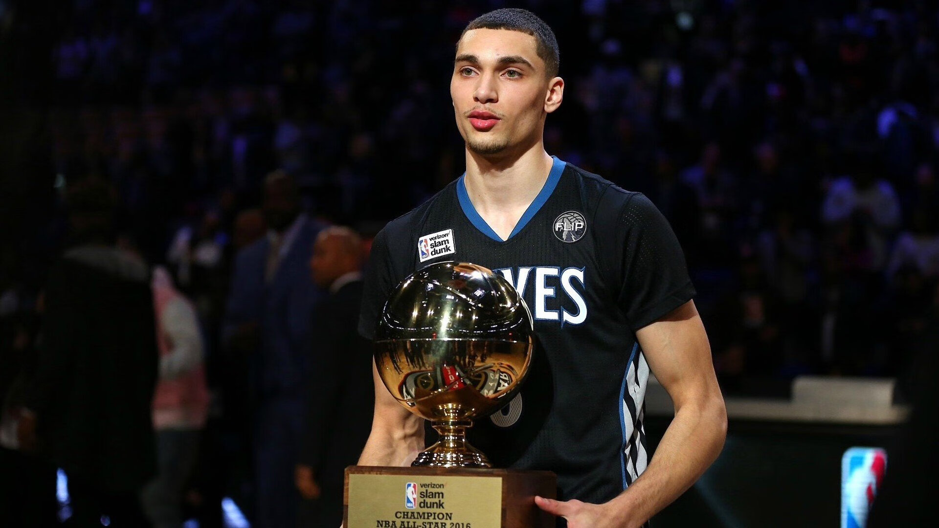 布克加强与内线联动进攻更加多样,布克打的什么位置