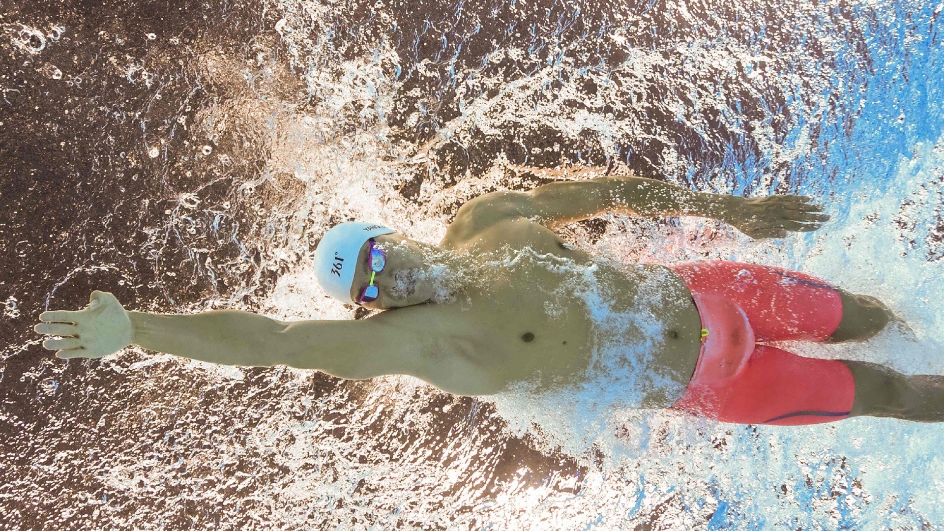 罗男子自由泳冲刺爆发惊艳泳池，男子自由泳运动员