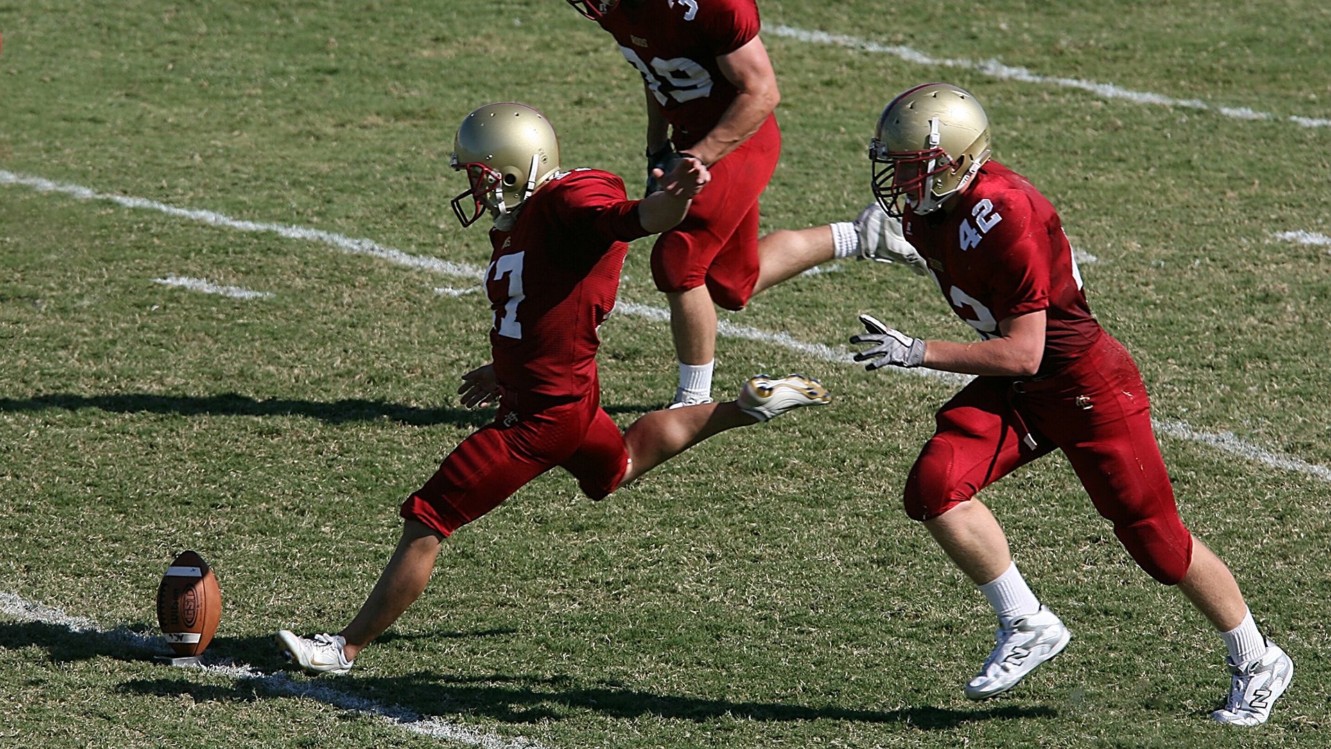 覃海洋男子200米蛙泳决赛强势冲刺夺冠，游泳运动员覃海洋